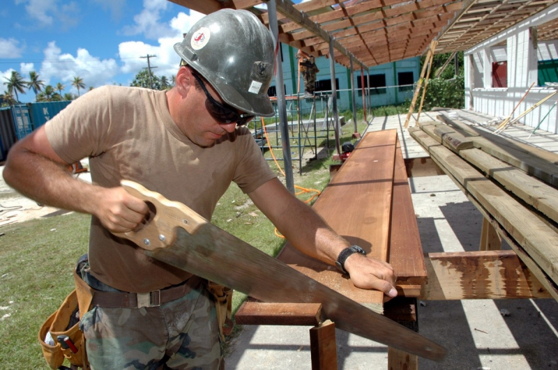 menuisier-SANARY SUR MER-min_worker_construction_building_carpenter_male_job_build_helmet-893290